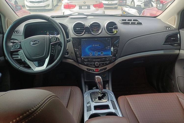 Used BYD S7 2015 2.0T Upgraded Automatic Flagship Version Interior 2