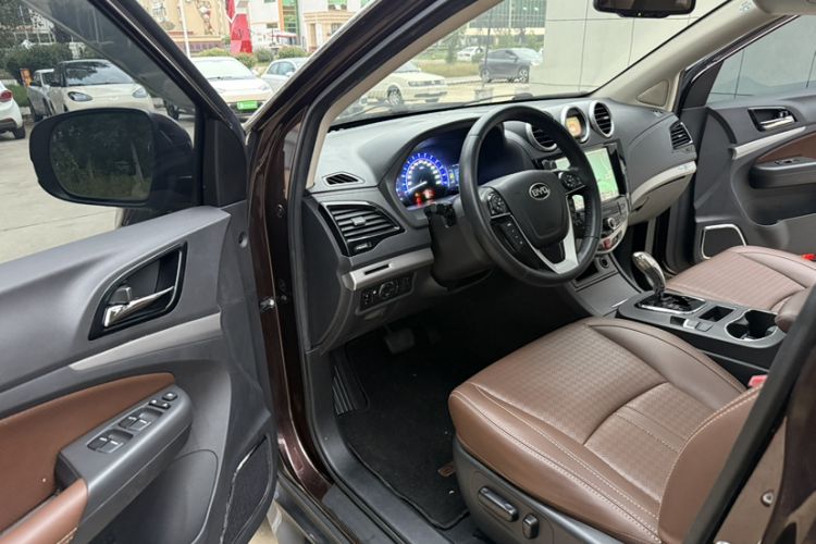 Used BYD S7 2015 2.0T Upgraded Automatic Luxury Version Interior 2