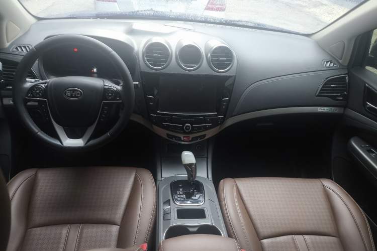 Used BYD S7 2015 2.0T Upgraded Automatic Luxury Version Interior 2