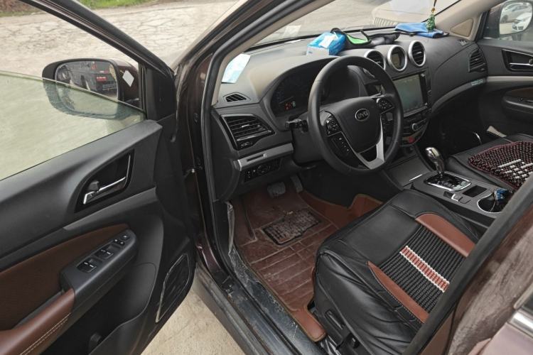 Used BYD S7 2015 2.0T Upgraded Automatic Luxury Version Interior 3