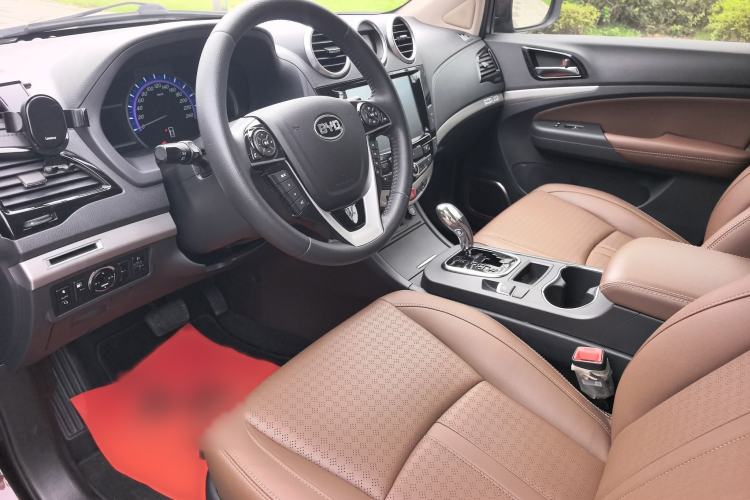 Used BYD S7 2015 2.0T Upgraded Automatic Luxury Version Interior 3