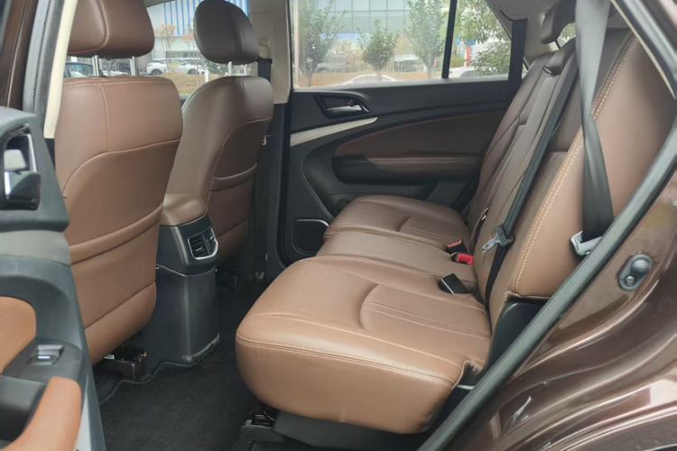 Used BYD S7 2015 2.0T Upgraded Automatic Luxury Version Interior 3