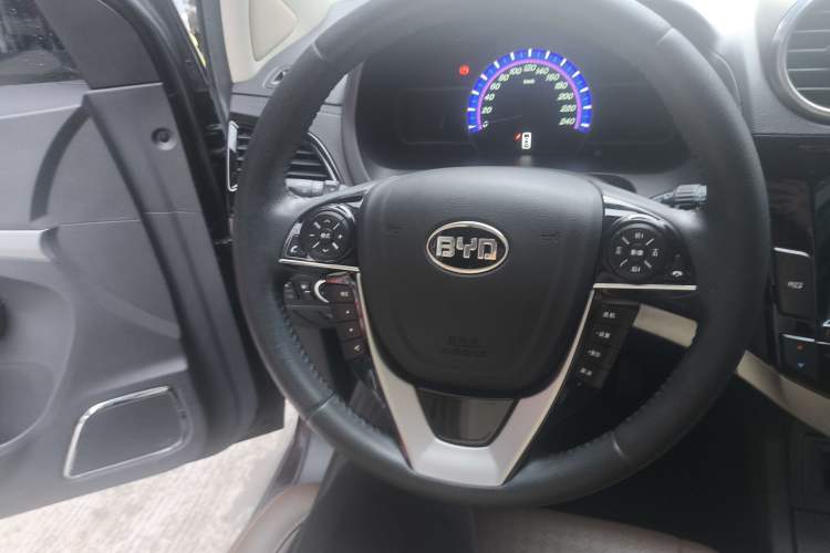Used BYD S7 2015 2.0T Upgraded Automatic Luxury Version Interior 3