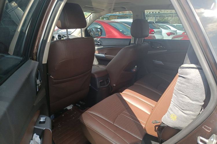 Used BYD S7 2015 2.0T Upgraded Automatic Flagship Version Interior 4