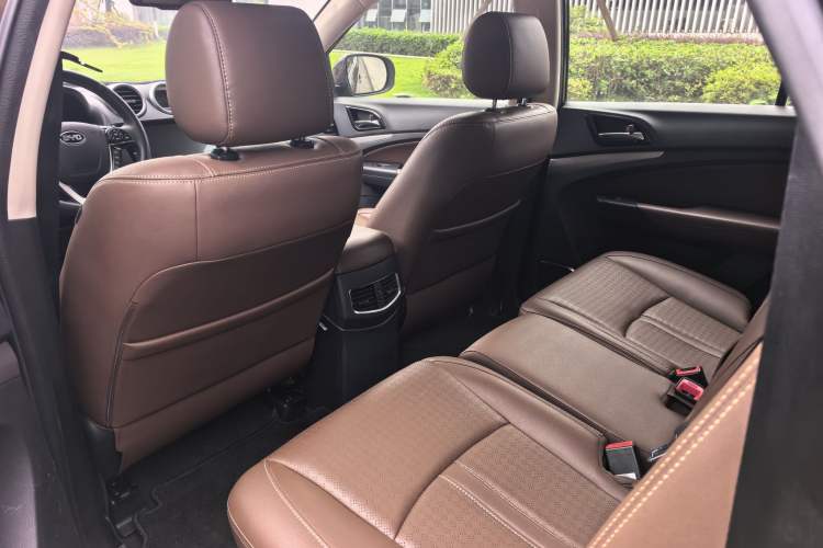 Used BYD S7 2015 2.0T Upgraded Automatic Luxury Version Interior 4