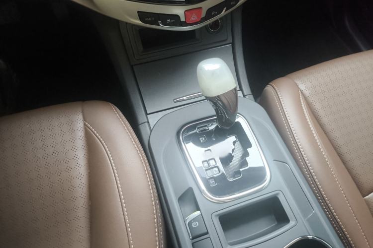 Used BYD S7 2015 2.0T Upgraded Automatic Luxury Version Interior 5