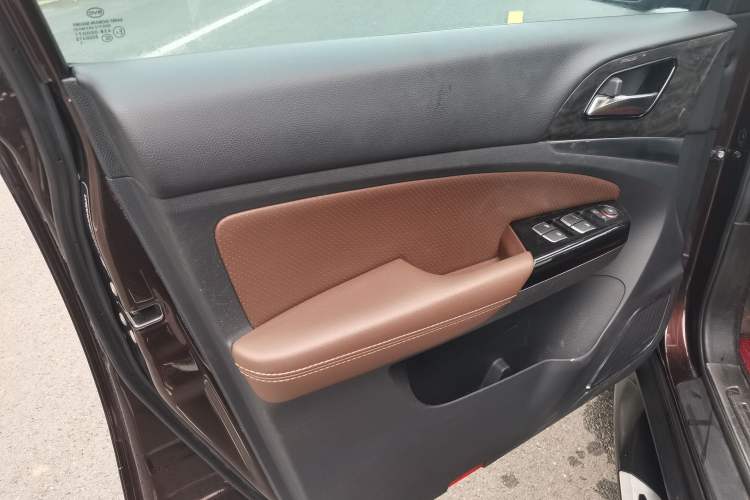 Used BYD S7 2015 2.0T Automatic Prestige Model Interior 7