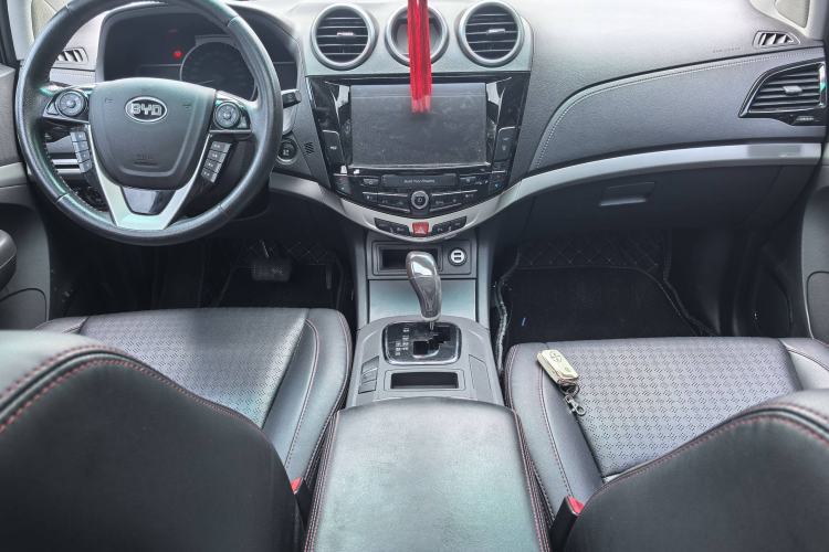 Used BYD S7 2015 2.0T Automatic Prestige Model Interior 9