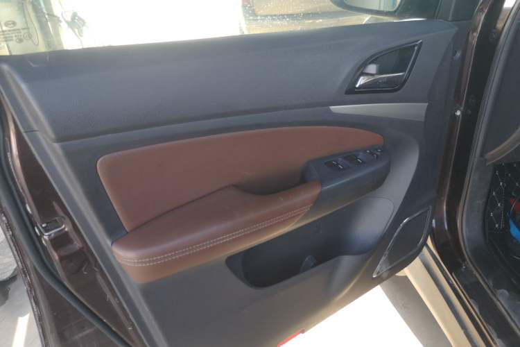 Used BYD S7 2015 2.0T Upgraded Automatic Luxury Version Left Front Door Interior