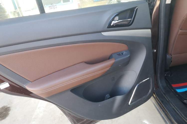 Used BYD S7 2015 2.0T Upgraded Automatic Luxury Version Left Rear Door Interior