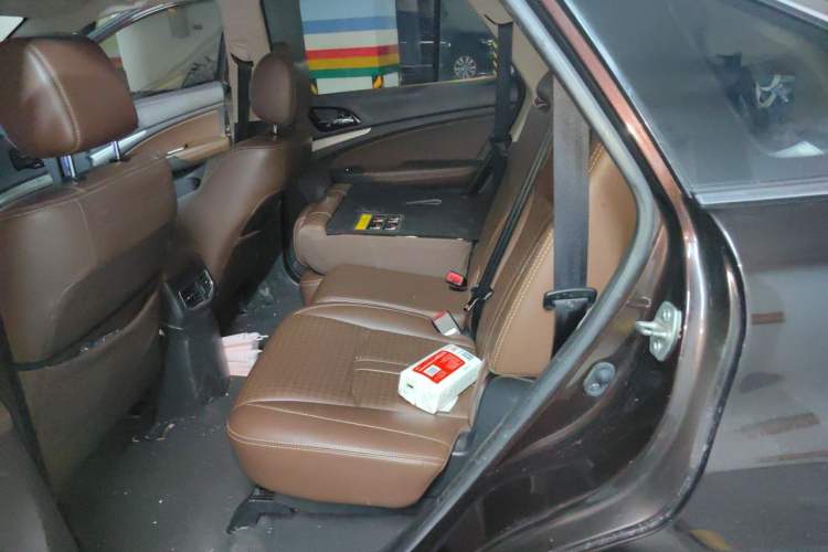 Used BYD S7 2015 2.0T Upgraded Automatic Luxury Version Left Rear Seat