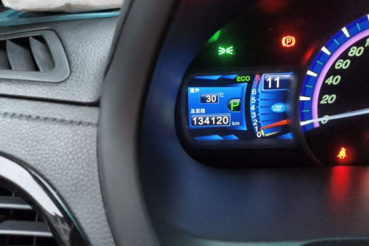 Used BYD S7 2015 2.0T Upgraded Automatic Luxury Version Odometer Close Up