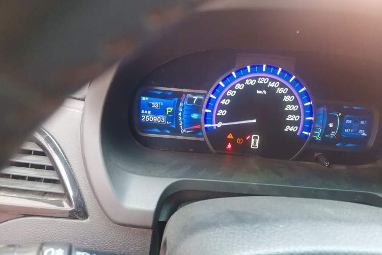 Used BYD S7 2015 2.0T Automatic Prestige Model Odometer Close Up