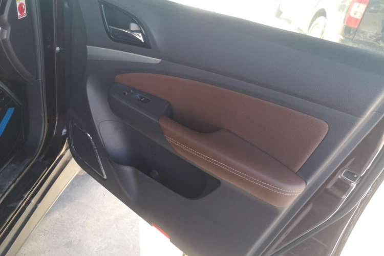Used BYD S7 2015 2.0T Upgraded Automatic Luxury Version Right Front Door Interior