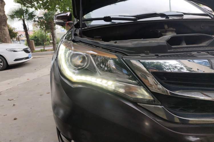 Used BYD S7 2015 2.0T Upgraded Automatic Luxury Version Right Front Headlight