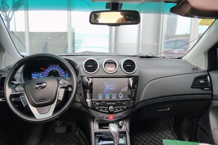 Used BYD S7 2015 2.0T Automatic Prestige Model Center Console