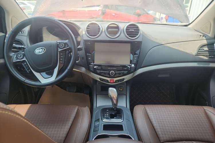Used BYD S7 2015 2.0T Upgraded Automatic Luxury Version Center Console
