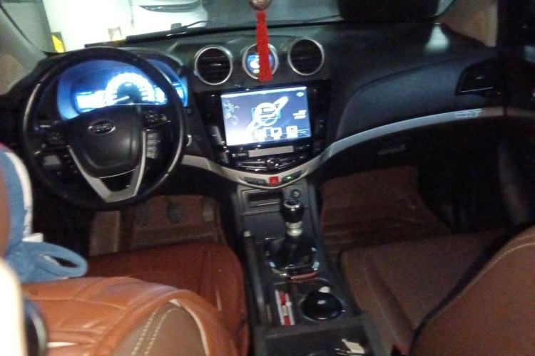 Used BYD S7 2015 1.5T Manual Luxury Model Center Console