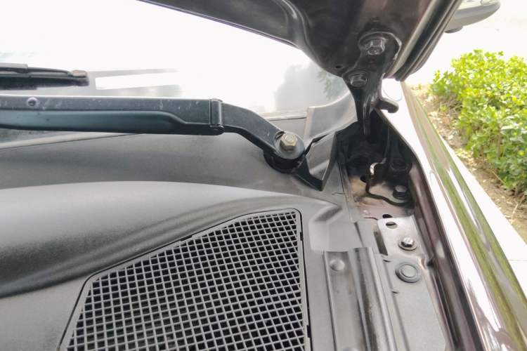Used BYD S7 2015 2.0T Automatic Prestige Model Engine Bay Left