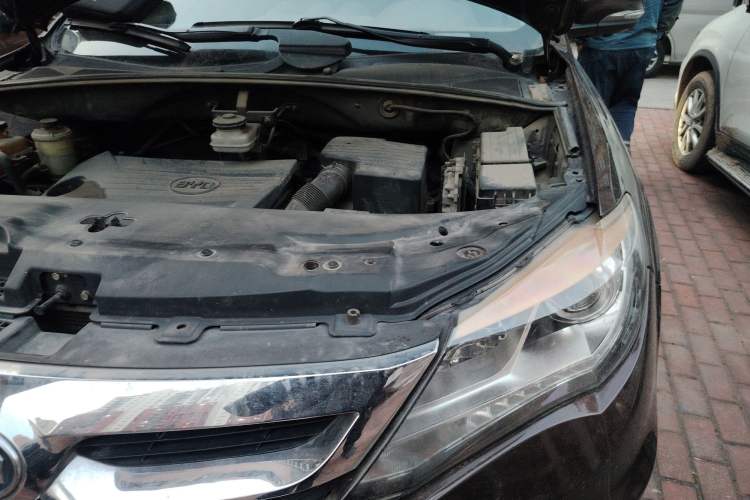 Used BYD S7 2015 1.5T Upgraded Manual Luxury Model Engine Bay Left