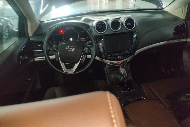 Used BYD S7 2015 2.0T Upgraded Automatic Luxury Version Interior 2