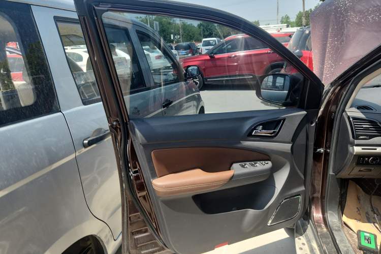 Used BYD S7 2015 2.0T Upgraded Automatic Luxury Version Left Front Door Interior