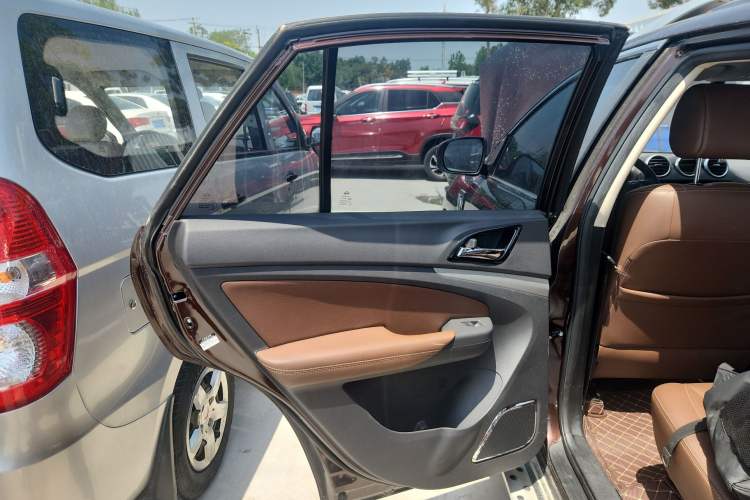 Used BYD S7 2015 2.0T Upgraded Automatic Luxury Version Left Rear Door Interior