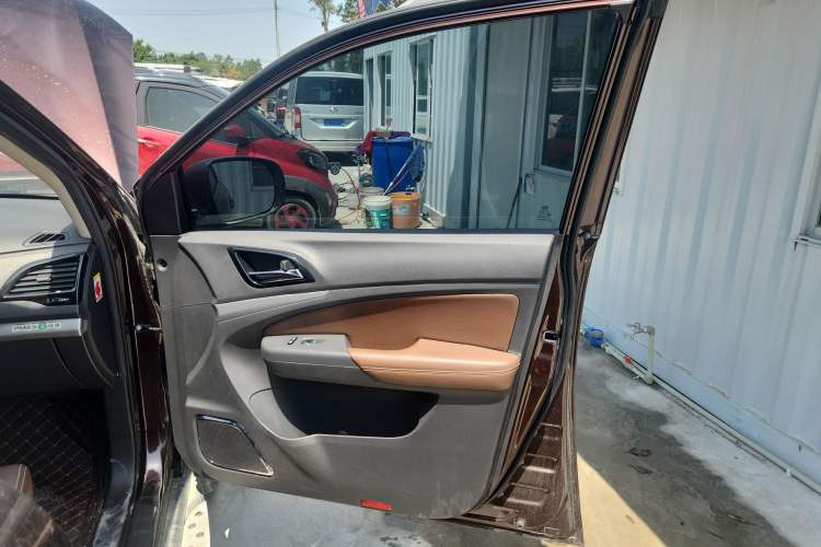 Used BYD S7 2015 2.0T Upgraded Automatic Luxury Version Right Front Door Interior