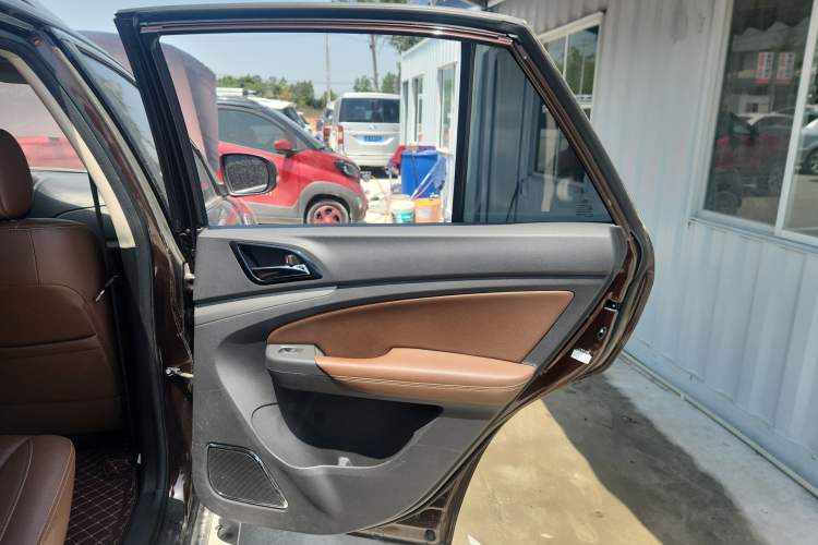 Used BYD S7 2015 2.0T Upgraded Automatic Luxury Version Right Rear Door Interior