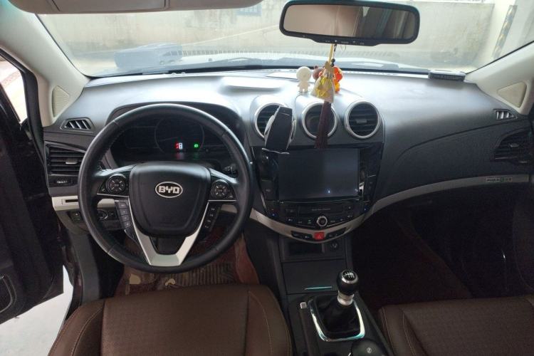 Used BYD S7 2015 1.5T Manual Luxury Model Center Console