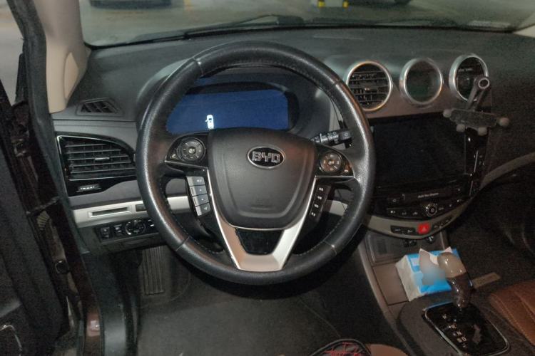 Used BYD S7 2015 2.0T Upgraded Automatic Flagship Version Steering Wheel