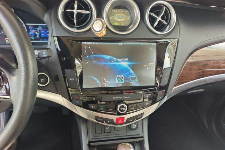 Used BYD S7 2015 2.0T Upgraded Automatic Luxury Version Audio And AC Panel