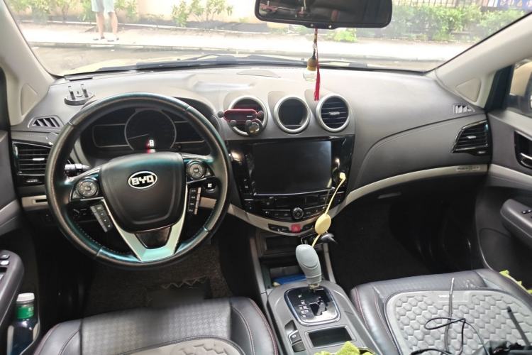 Used BYD S7 2015 2.0T Automatic Prestige Model Center Console