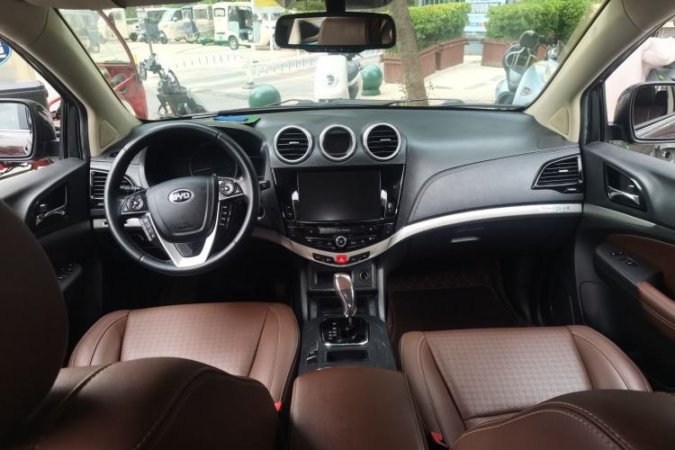 Used BYD S7 2015 2.0T Upgraded Automatic Luxury Version Center Console