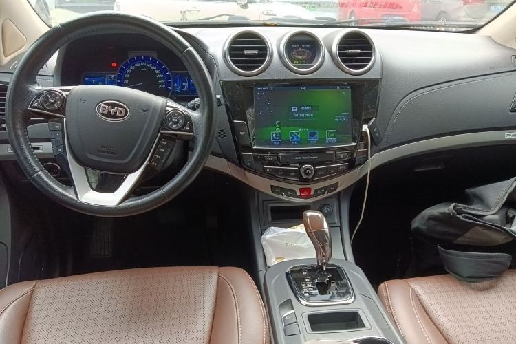 Used BYD S7 2015 2.0T Upgraded Automatic Luxury Version Center Console
