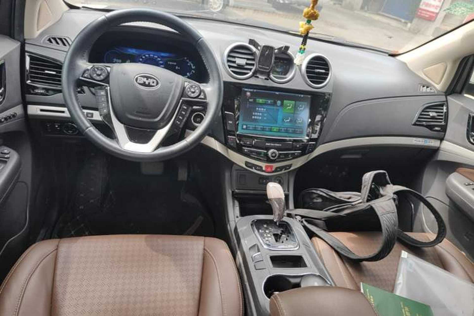 Used BYD S7 2015 2.0T Upgraded Automatic Flagship Version Center Console