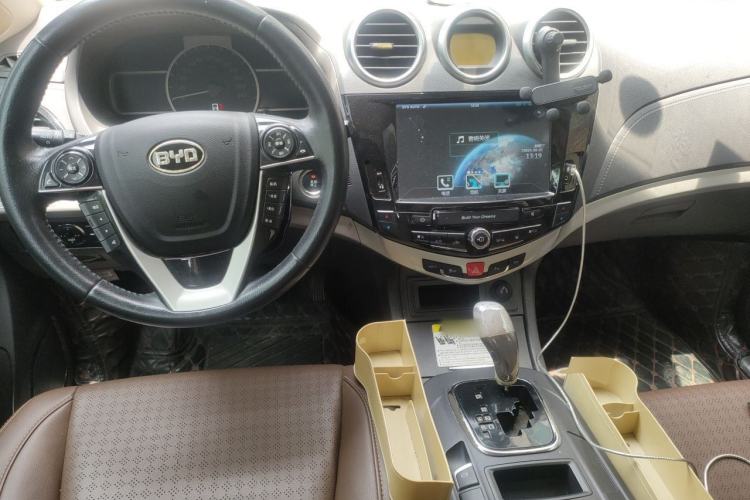 Used BYD S7 2015 2.0T Upgraded Automatic Luxury Version Center Console