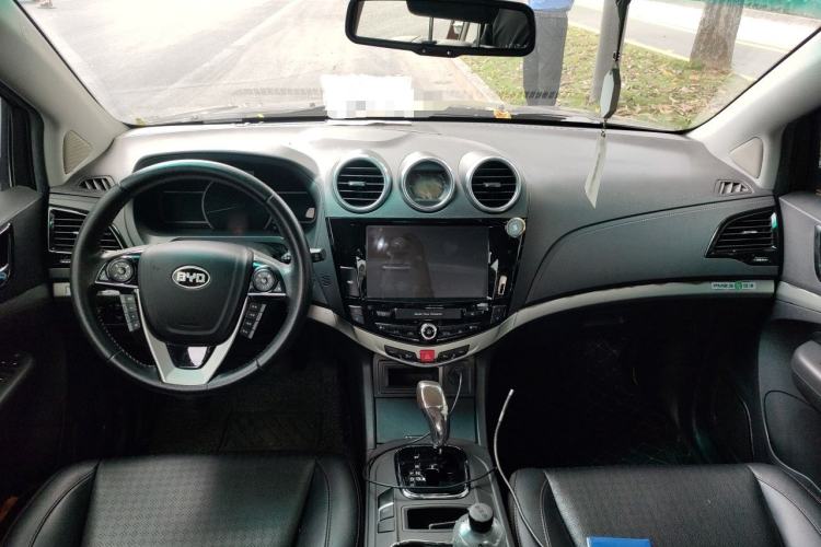 Used BYD S7 2015 2.0T Automatic Prestige Model Center Console
