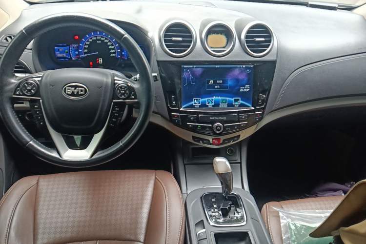 Used BYD S7 2015 2.0T Upgraded Automatic Luxury Version Center Console