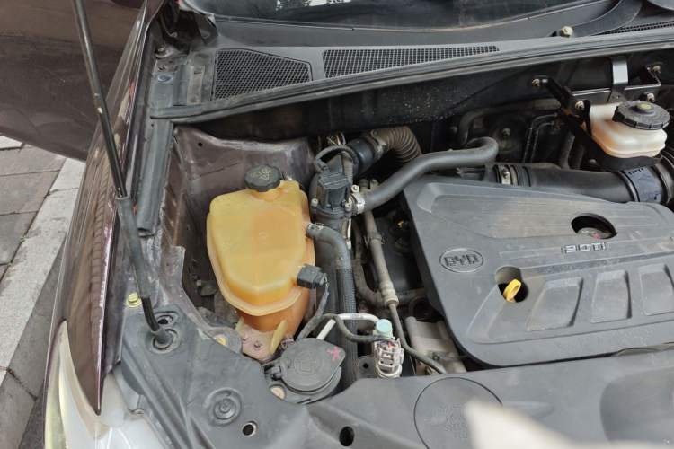 Used BYD S7 2015 2.0T Automatic Flagship Edition Engine Bay Right