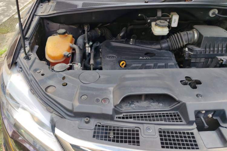 Used BYD S7 2015 2.0T Upgraded Automatic Luxury Version Engine Bay Right