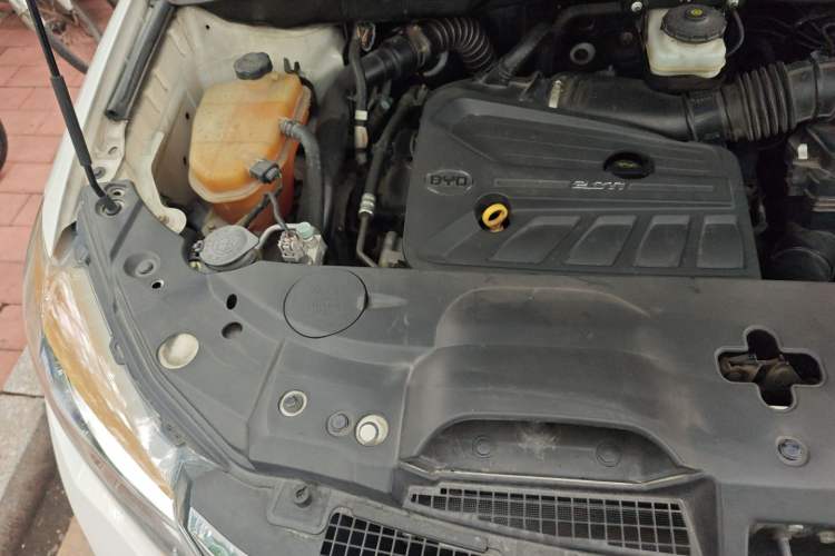 Used BYD S7 2015 2.0T Upgraded Automatic Luxury Version Engine Bay Right