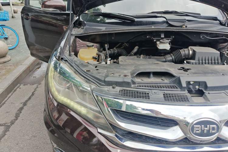 Used BYD S7 2015 2.0T Upgraded Automatic Luxury Version Engine Bay Right
