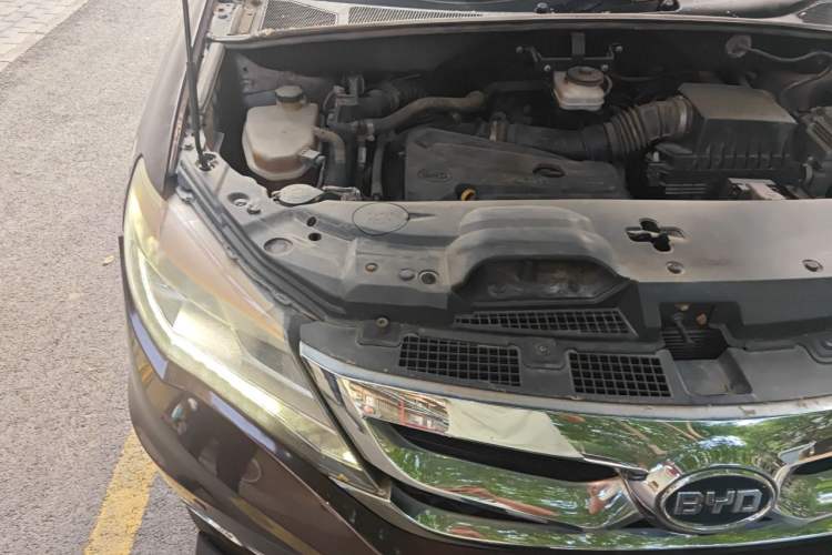 Used BYD S7 2015 2.0T Upgraded Automatic Luxury Version Engine Bay Right