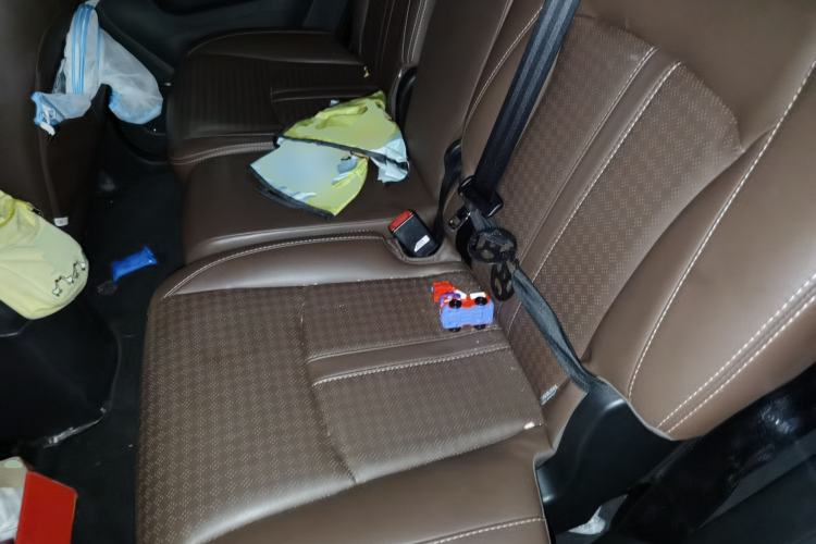 Used BYD S7 2015 2.0T Upgraded Automatic Luxury Version Left Rear Seat