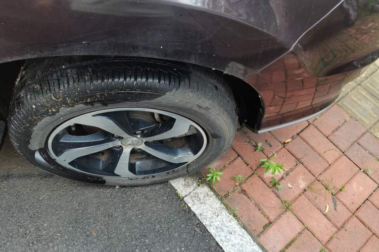 Used BYD S7 2015 2.0T Automatic Flagship Edition Right Front Wheel Hub
