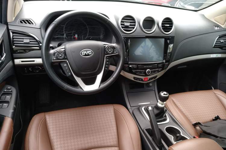 Used BYD S7 2015 1.5T Manual Luxury Model Center Console