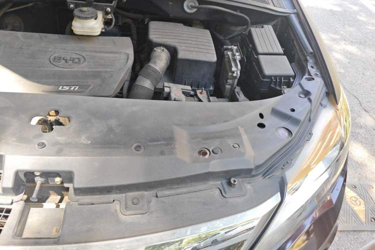 Used BYD S7 2015 1.5T Manual Luxury Model Engine Bay Left