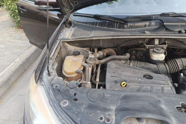 Used BYD S7 2015 2.0T Automatic Flagship Edition Engine Bay Right