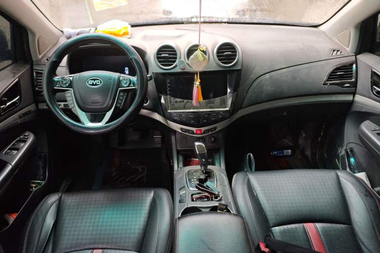 Used BYD S7 2015 2.0T Automatic Prestige Model Center Console